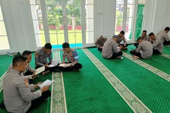 Polda Maluku tadarus Al Quran tingkatkan iman dan kinerja personel