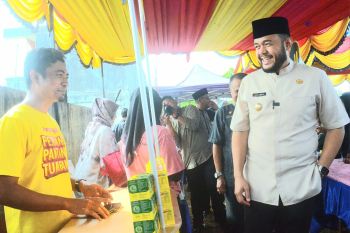 Wako Fadly Amran meninjau Pasar Murah yang digelar Pemkot Padang
