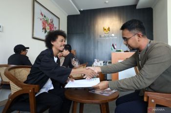 Raim Laode ajak masyarakat berbagi selama Ramadhan