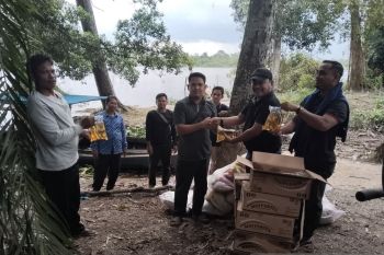Warga Desa Pangkalan Terap terima bantuan sembako dari PT Madukoro Lestari