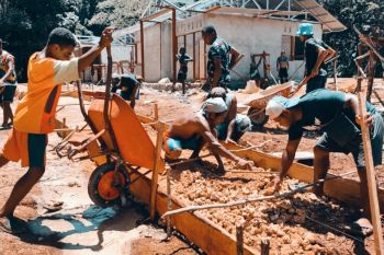 Satgas TMMD Kodim 1708 Biak bangun jalan permukiman warga Kampung Kbusdori