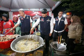 Mensos dan Wamensos menyiapkan makan sahur korban banjir Bekasi