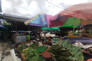 Harga sembako di Dompu melonjak: Warga mengeluh, pedagang dilema