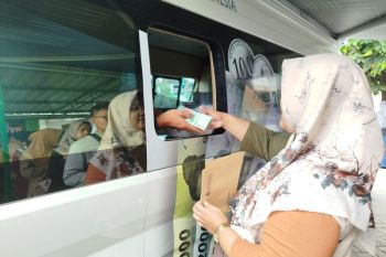 Ratusan warga antre tukar uang baru di mobil kas keliling BI Kediri