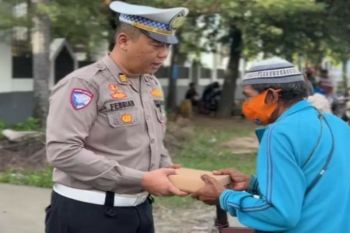 Ditlantas Polda Sulbar bagikan takjil kepada pengendara dan warga kurang mampu