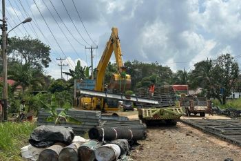 Perakitan jembatan bailey di Jalinsum Bungo terkendala cuaca