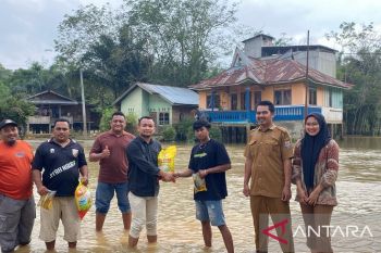PT Rimba Peranap Indah dan PT Rimba Lazuardi salurkan bantuan banjir