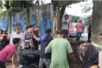 Polisi jebol pagar tembok RSDC untuk akses warga terdampak banjir