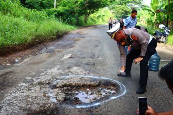 Bandarlampung mulai benahi jalan berlubang hadapi arus mudik