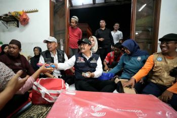 Mensos Saifullah kunjungi korban banjir Jakarta sampaikan salam Presiden