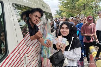 Warga Palembang antusias menukar  uang baru untuk Lebaran 2025