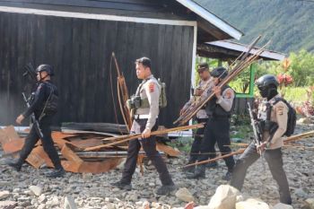 Personel TNI/Polri amankan 1.500 anak panah dari warga di Puncak Jaya