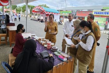 Dinkes Kapuas bersama BPOM lakukan pengawasan makanan di tiga tempat