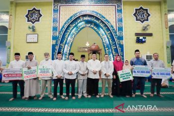 BRK Syariah serahkan bantuan CSR untuk Masjid Nurul Ibadah dalam Safari Ramadan Pemprov Riau