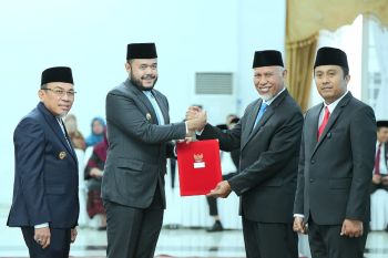 Wako Fadly Amran dan Wawako Maigus Nasir terima SK dari Gubernur Sumbar pimpin Kota Padang