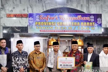 Pimpin TSR Pemprov, Kapolda serahkan hibah dan bantuan untuk masjid Zu'ama Padang Panjang