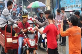 Polisi libatkan remaja pelaku balap liar bagikan takjil ke pengguna jalan
