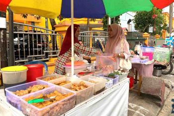 Berburu takjil di depan Universitas Dehasen Bengkulu, pedagang raup untung besar!