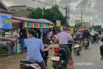 Ramai pemburu takjil di depan Gereja Kristen Injil Bengkulu, ini menu favoritnya!