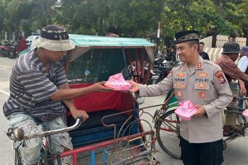 Polres Inhil bagikan takjil untuk tukang becak