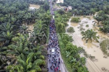 Kemacetan di jalan alternatif Padang-Tebo
