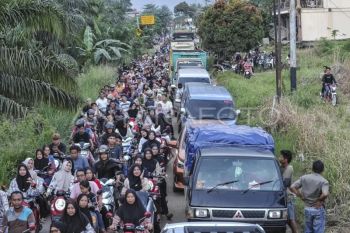 Kemacetan di jalan alternatif Padang-Tebo