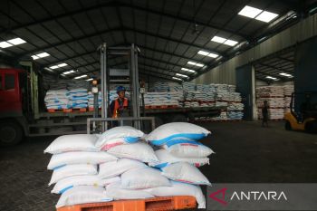 Petugas gabungan sidak peredaran pupuk bersubsidi di Magetan