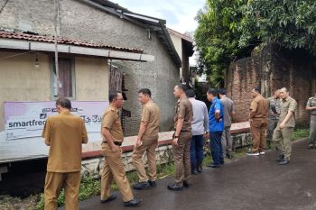Di Bandarlampung banyak bangunan berdiri di atas saluran air