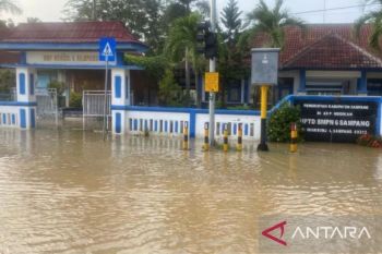 BPBD Sampang evakuasi warga terjabak banjir luapan Sungai Kalikamuning