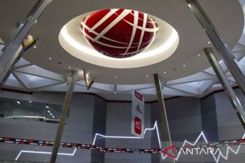 IHSG akhir pekan ditutup menguat di tengah pelemahan bursa kawasan