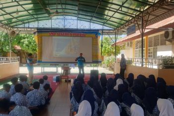 PLN UP3 Padang Adakan Sosialisasi Keselamatan Ketenagalistrikan di SMP Negeri 8 Padang