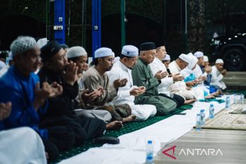Gubernur Kalsel pererat silaturahmi melalui shalat Tarawih dan tadarusan