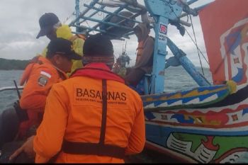 Mesin kapal mati di perairan Pamujaan, Basarnas evakuasi 6 nelayan