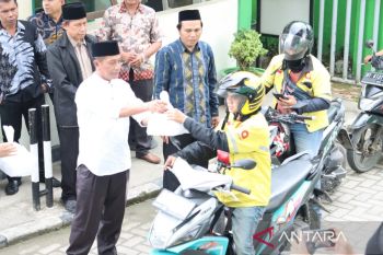 Keluarga besar Kemenag Sultra berbagi takjil pada komunitas ojol dan pemulung