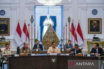 Prabowo invites support from businesses for free meals program