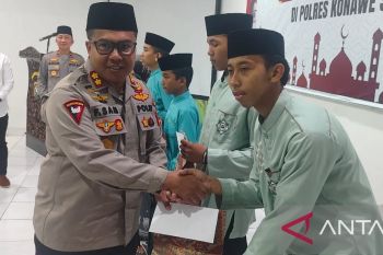 Kapolda Sultra beri santunan anak yatim di Konsel