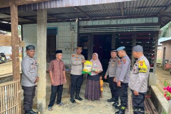 Jalankan program Jumat berkah, Polsek Ranah Batahan salurkan bantuan ke warga kurang mampu dan anak yatim (Video)