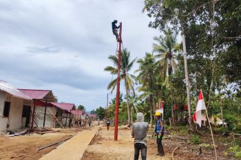 Satgas TMMD ke-123 Kodim 1708 Biak pasang tiang listrik untuk warga Kbusdori
