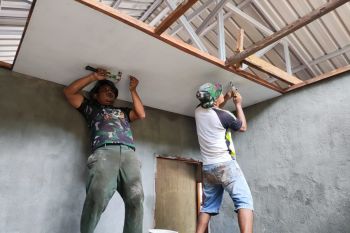 Satgas TMMD ke-123 Kodim Biak pasang plafon 10 rumah warga Kbusdori