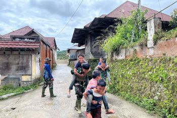 Prajurit Kodim 0304 Agam jalin interaksi dengan warga selama TMMD