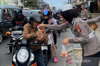 Ditlantas Polda Babel bagikan ratusan paket takjil dan telur ayam jelang buka puasa