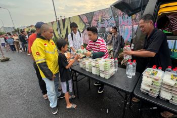 Takjil gratis di tengah Ramadan: Aksi Taro dan Razka berburu kebaikan