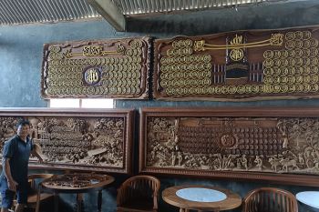 Perajin kaligrafi kayu jati di Bojonegoro keluhkan sepi pembeli saat Ramadhan