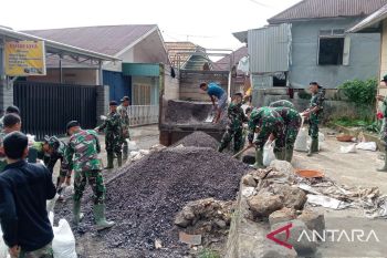 Satgas TMMD bersama warga percepat pelangsiran material di Agam