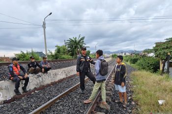 KAI ingatkan warga tidak beraktivitas di sekitar jalur KA, respons video viral