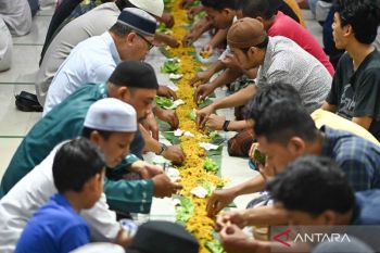 Warga muslim gelar tradisi makan bersama khas Bali saat buka puasa