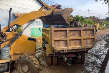 Pemkot Kendari kerahkan alat berat bersihkan sedimen banjir