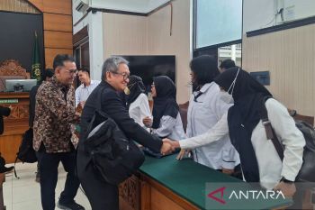 Hakim gugurkan praperadilan Hasto terkait tersangka kasus suap