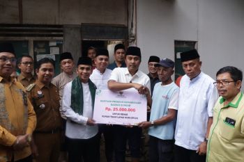 Wagub Sumbar dan Wawako Payakumbuh serahkan bantuan rumah layak huni