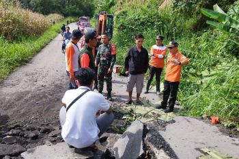 BPBD OKU Selatan evakuasi longsor dan pohon tumbang  di Desa Manduriang